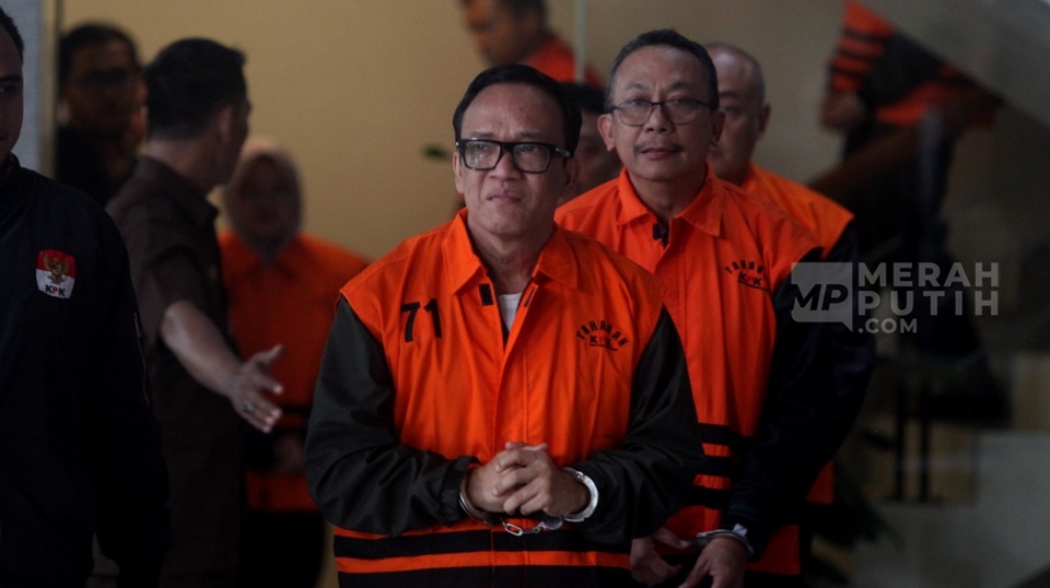 Momen Noel Menangis saat Digiring ke Gedung KPK